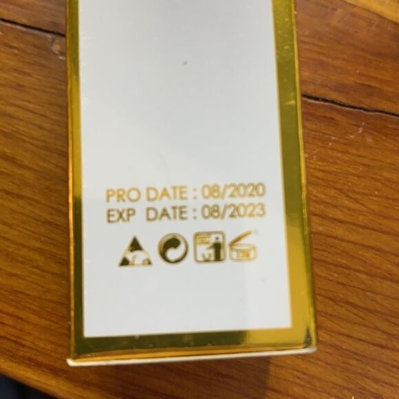 ELOISE • metallic liquid eye shadow - Picture 5 of 5